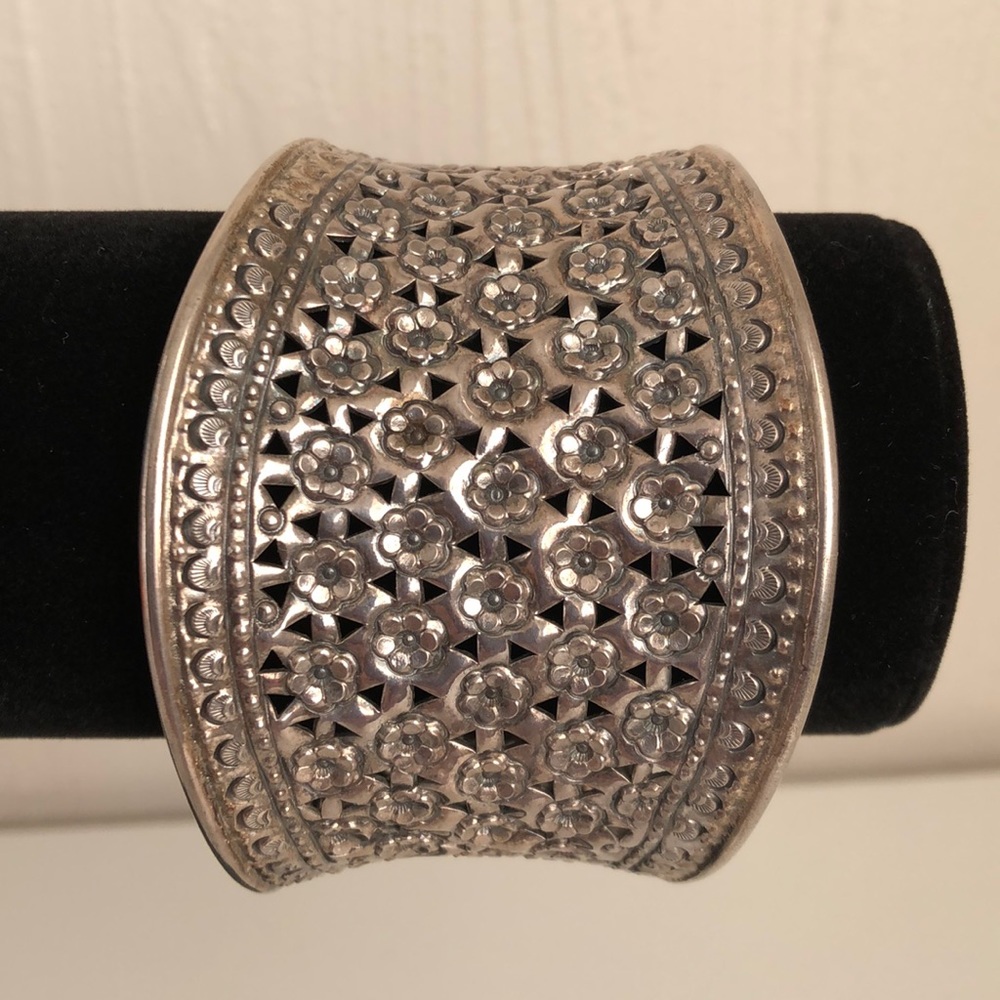 Women’s Western Silver Flower Print Cuff Bracelet